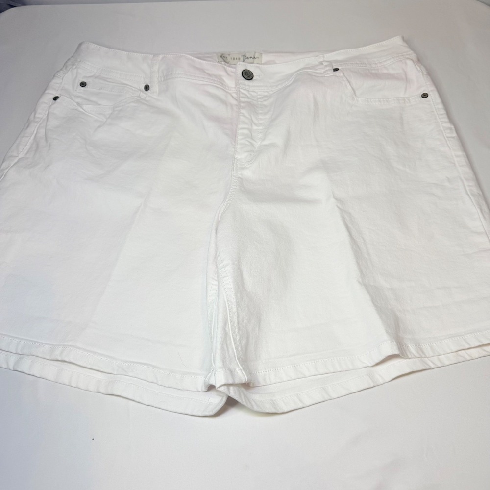 Cato EST. 1946 Den- Shorts Women's White 20W Hi-Rise Denim Stretch Pockets